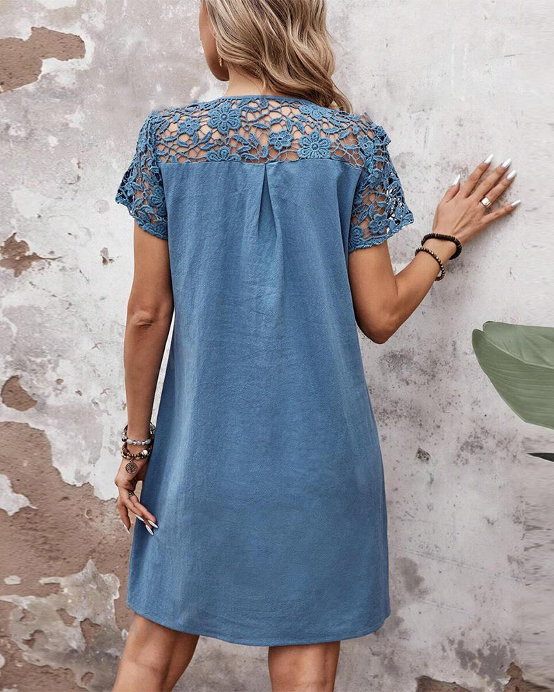 EP | robe fourreau bleu clair à manches courtes avec empiècement en dentelle
