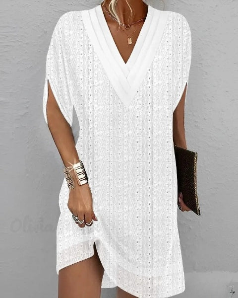 ND | Berta - Robe de loisirs pour femmes avec demi-manches, décolleté en V et œillets brodés