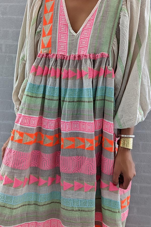 EP | Robe midi rose rayée avec clé grecque et chaîne orange