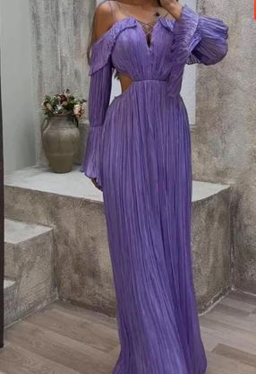 EP | Robe longue violette avec épaules recoupées