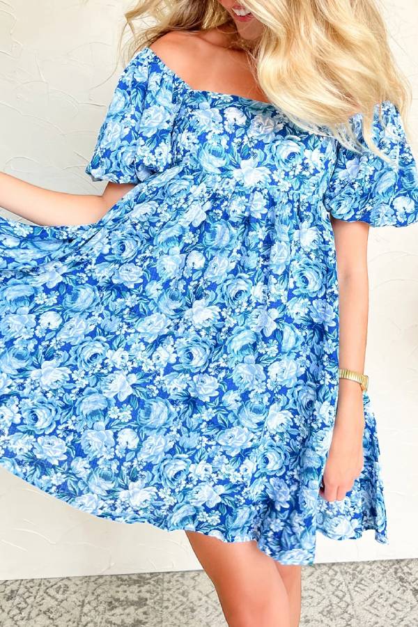 EP | Mini-robe babydoll bleue fleurie avec manches bouffantes