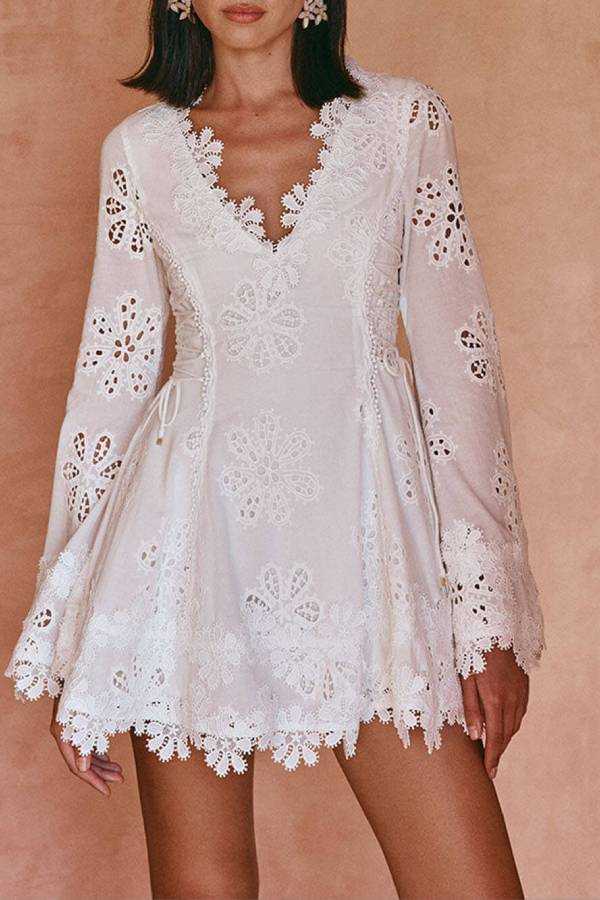 EP | Diaz Broderie Tissu Creux Délicat Trim Fleur Manches Longues Côté Lace-up Mini Robe