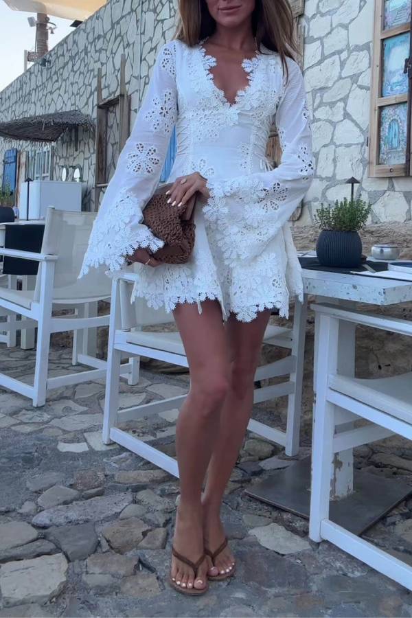 EP | Diaz Broderie Tissu Creux Délicat Trim Fleur Manches Longues Côté Lace-up Mini Robe