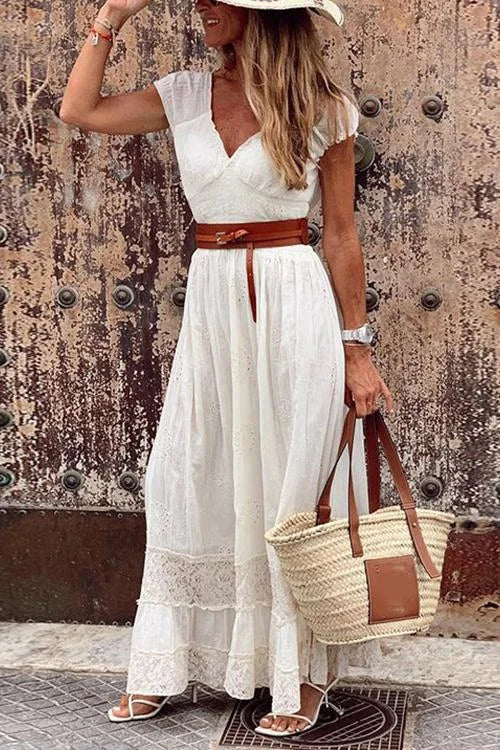 EP | Maxi-robe en dentelle avec décolleté en V et manches courtes.