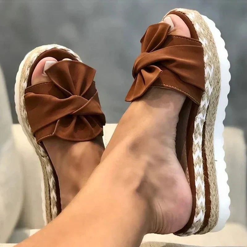 EP | Heidi avec talon compensé et détail de boucle