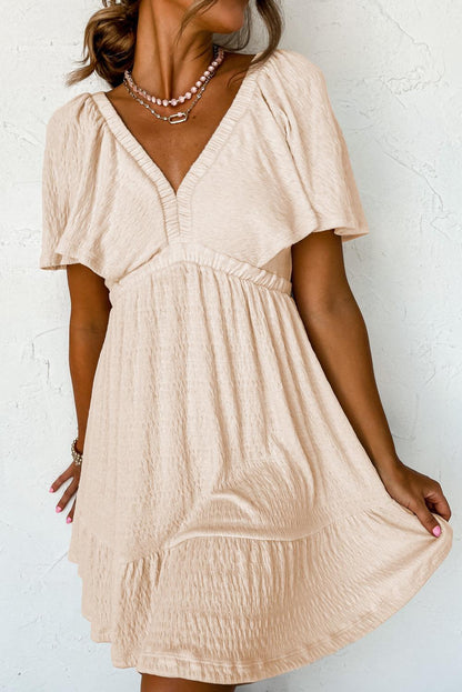EP | Mini-robe beige texturée avec décolleté profond en V pour femme élégante
