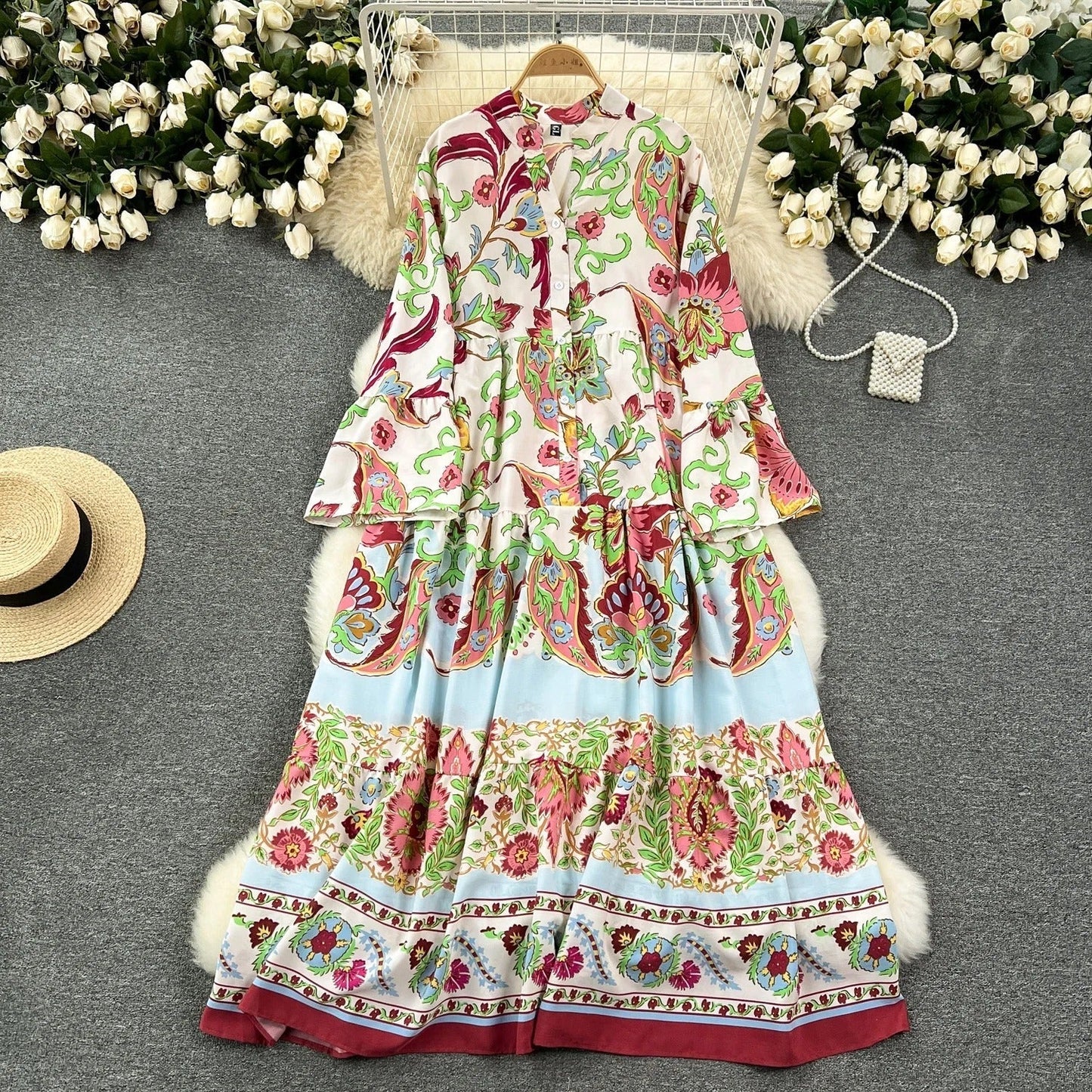 EP | Longue robe vintage imprimée avec décolleté en V et manches évasées